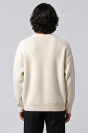 Pull Stellar crème en maille, porté de dos sur fond gris clair