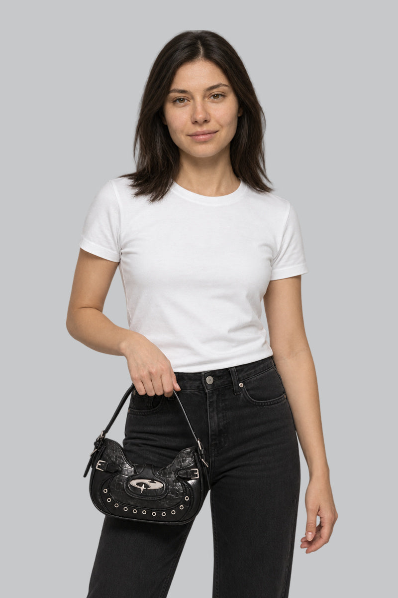 Sac Mini Métallique Y2K Noir — porté par notre modèle femme sur fond gris