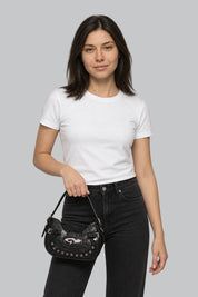 Sac Mini Métallique Y2K Noir — porté par notre modèle femme sur fond gris