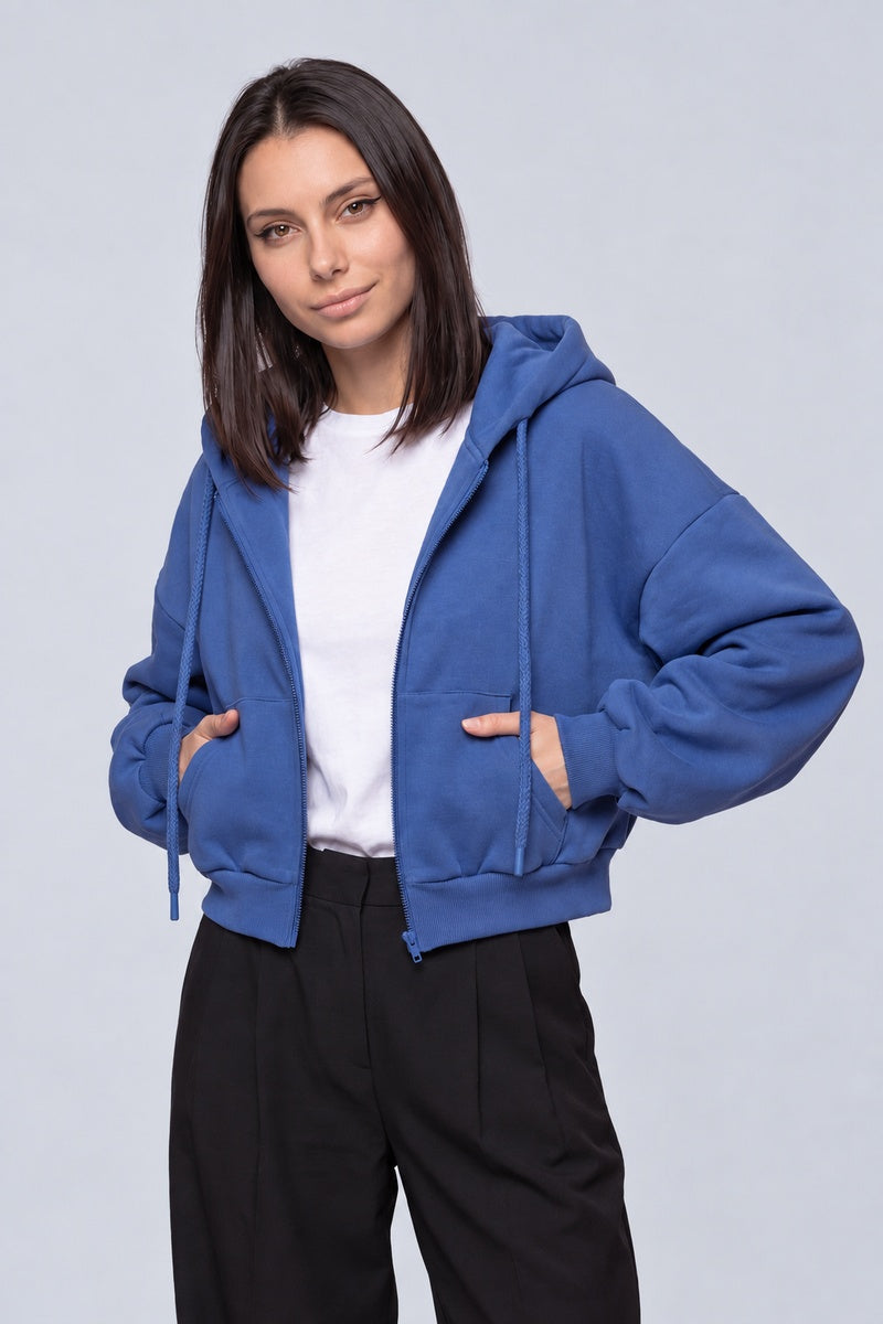 Sweat Court Zippé Coréen — bleu face, fond gris perle, Y2K CLUB