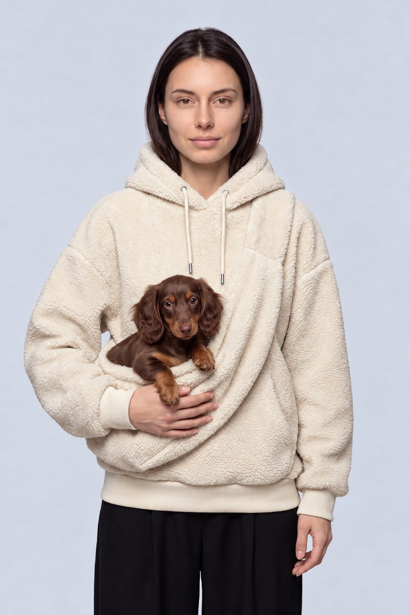 Sweat Sherpa Poche Animaux Kawaii — ecru face, fond gris perle, Y2K CLUB