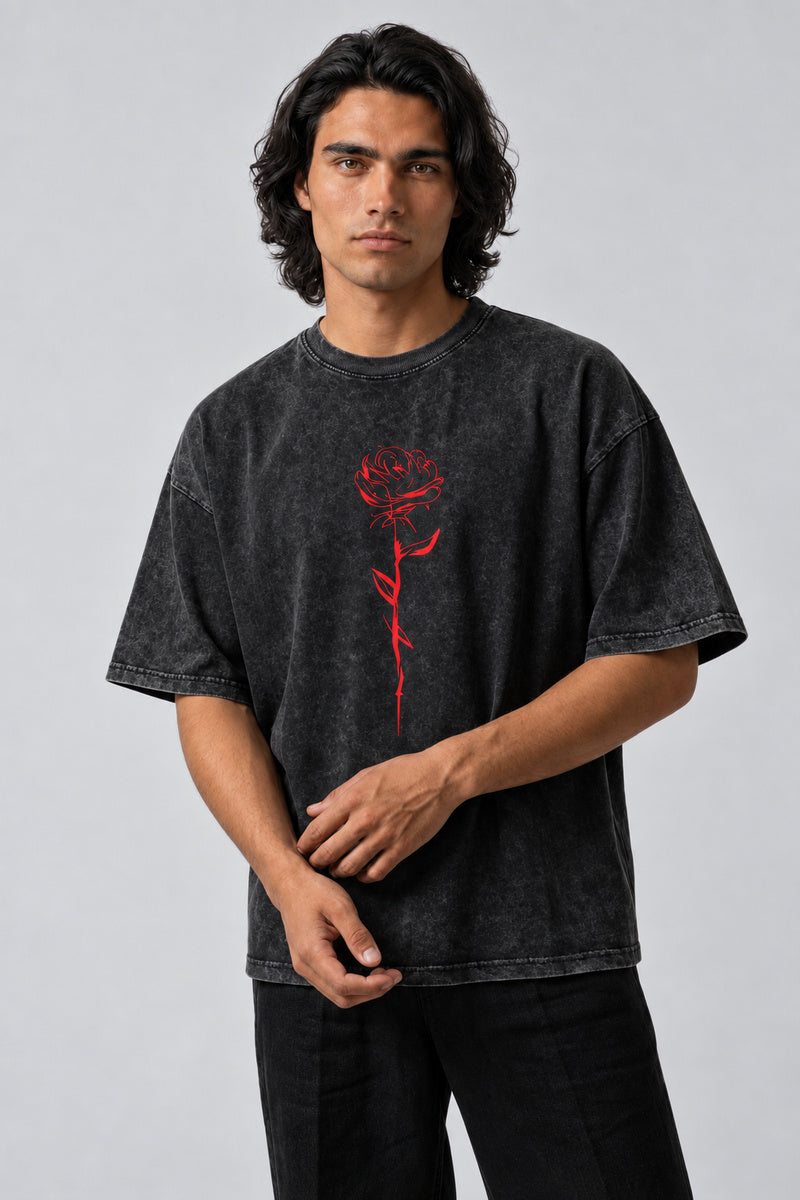 T-shirt oversize gris anthracite délavé avec rose rouge imprimée sur le devant, porté de face.