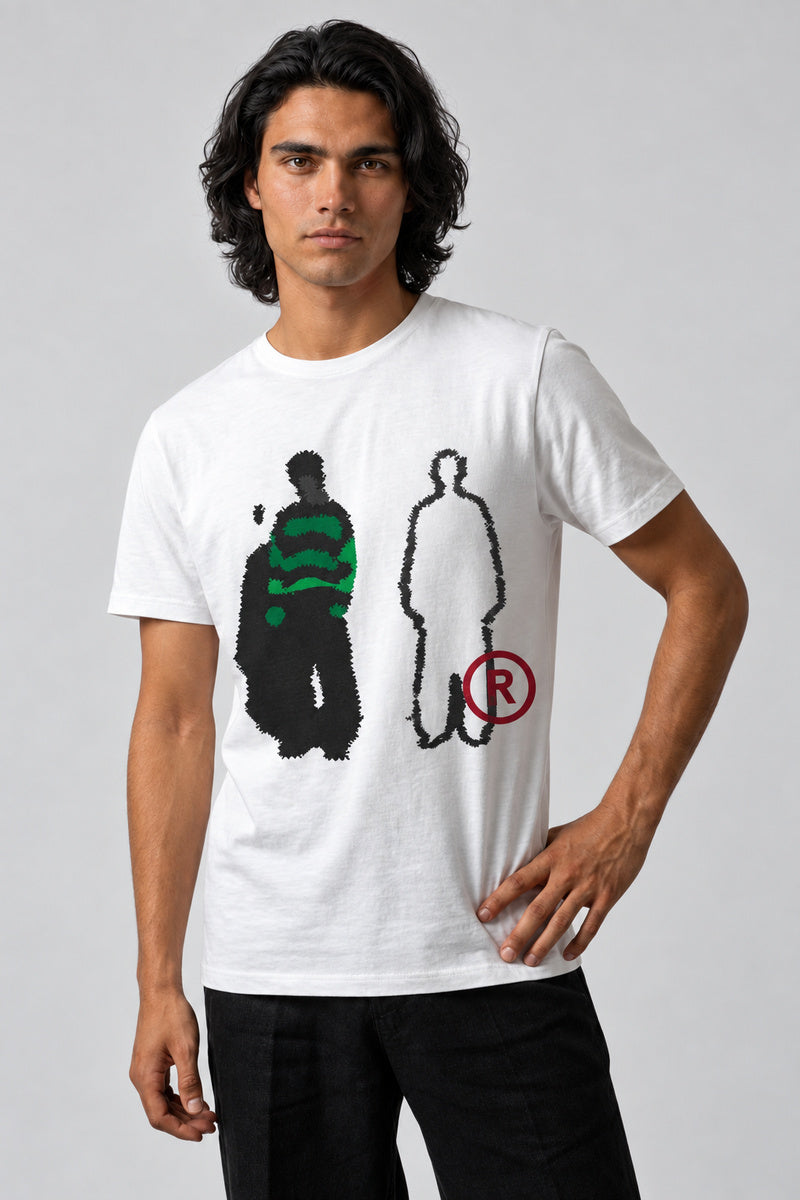 T-shirt blanc Hip-Hop, deux silhouettes noires et vertes et symbole R rouge imprimés sur le devant.