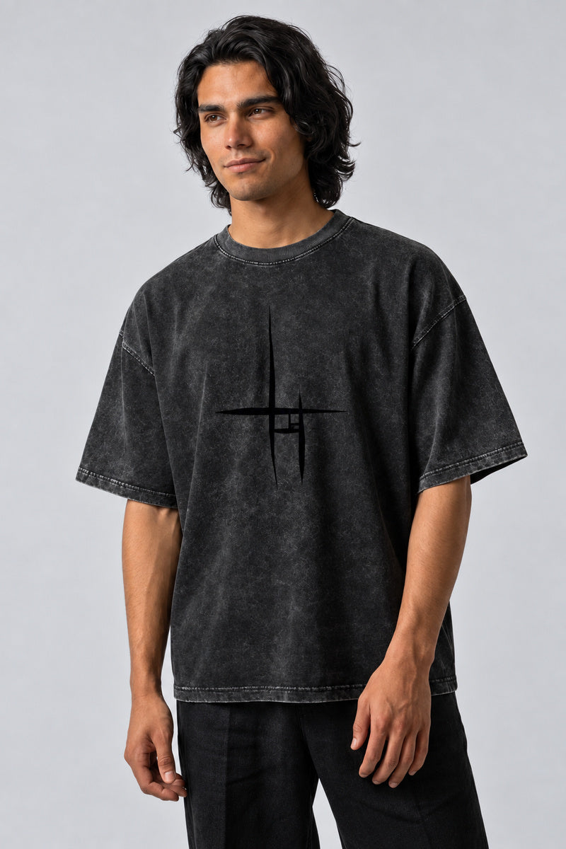 T-shirt punk gris anthracite délavé avec motif géométrique noir sur la poitrine, vue de face.