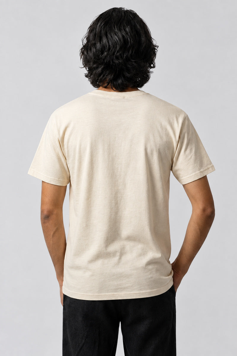 T-shirt écru à dos uni, porté de dos sur fond gris perle.