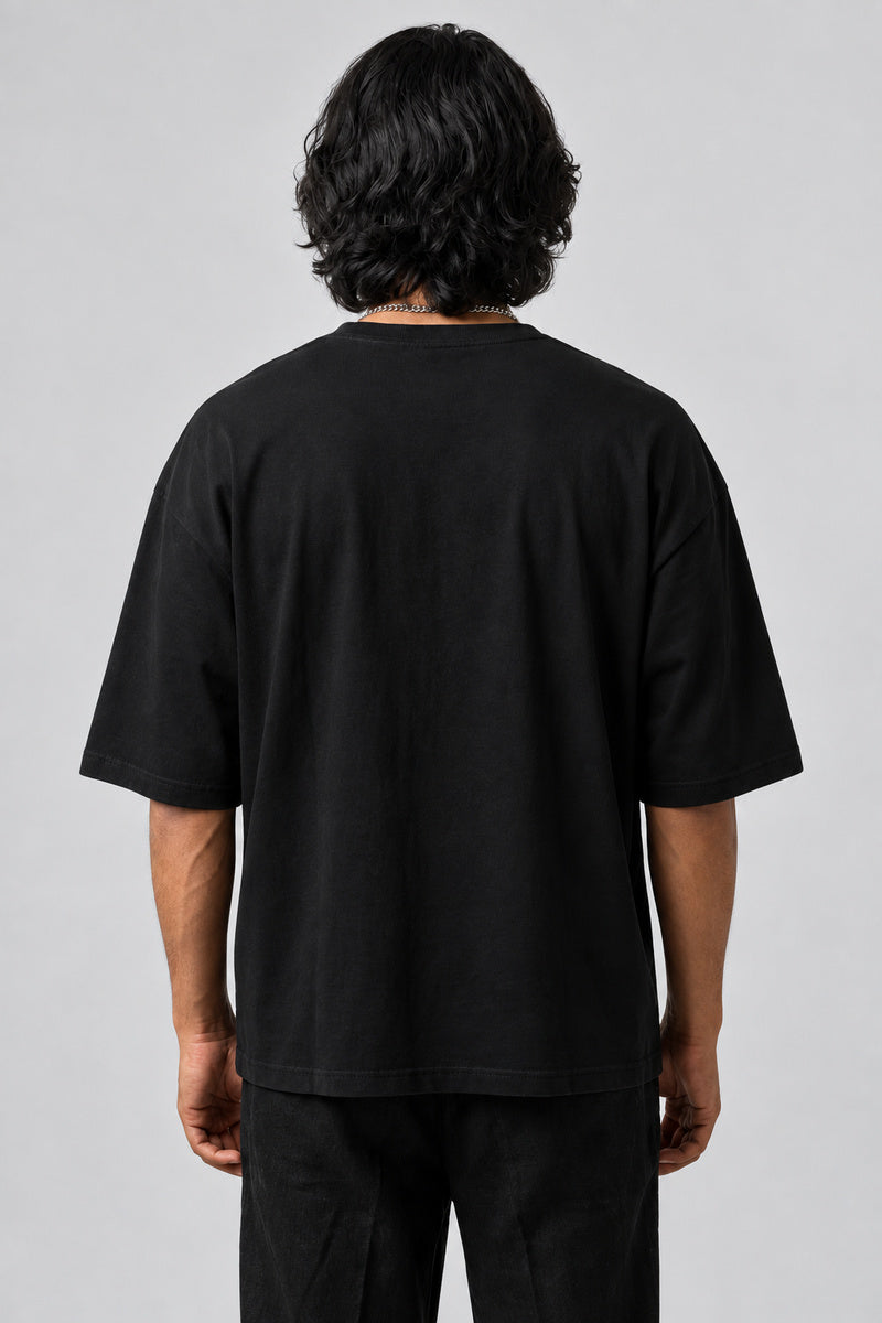 Dos uni du t-shirt Vampire Gothique noir oversize, porté sur fond gris perle.