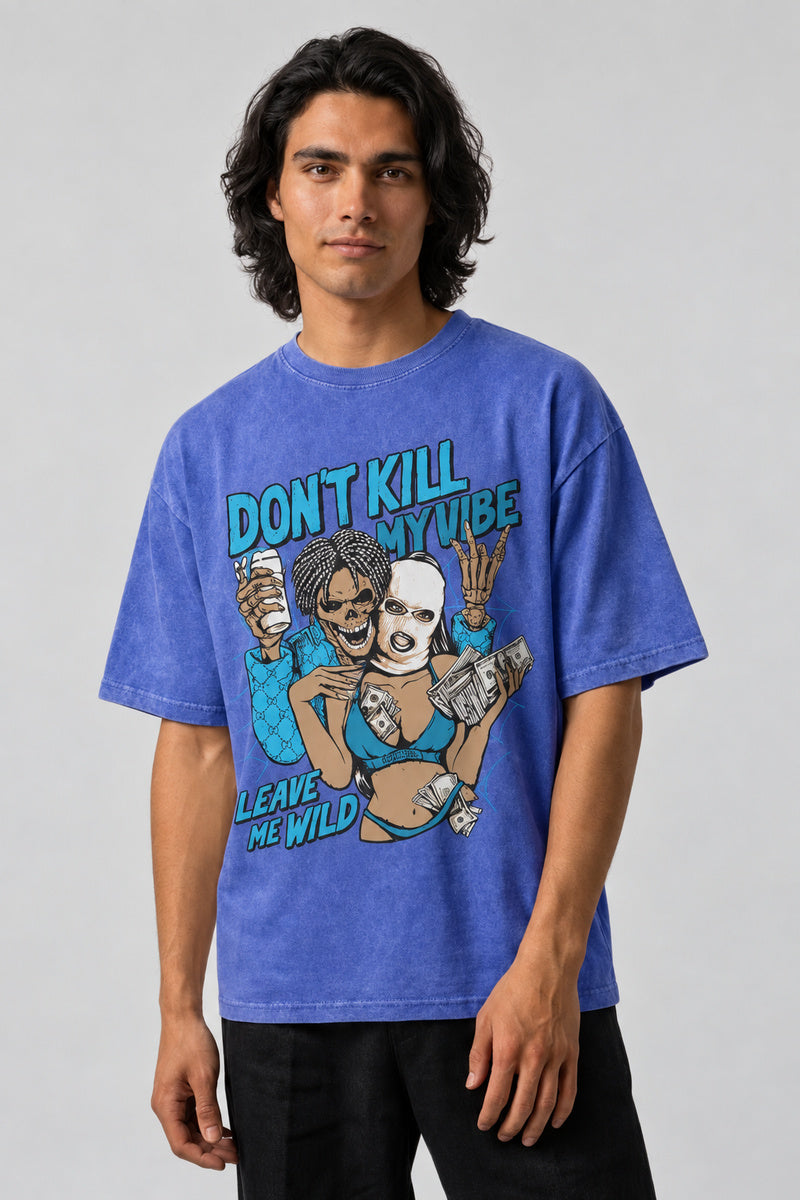 T-shirt bleu délavé Don't Kill My Vibe, imprimé turquoise et illustration sur le devant, porté de face.