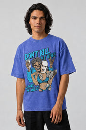 T-shirt bleu délavé Don't Kill My Vibe, imprimé turquoise et illustration sur le devant, porté de face.