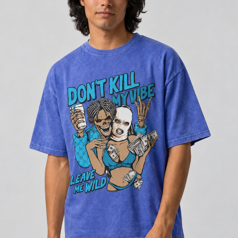 T-shirt bleu délavé Don't Kill My Vibe, imprimé turquoise et illustration sur le devant, porté de face.