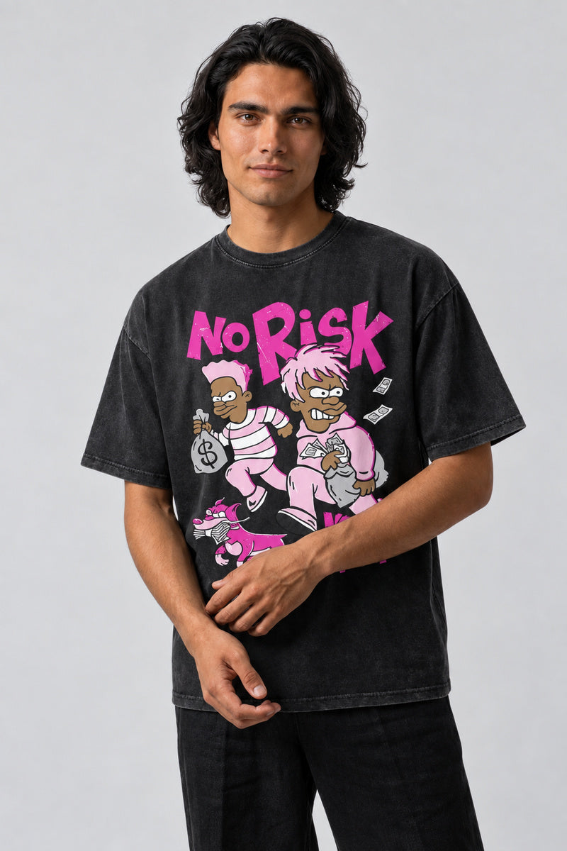 T-shirt noir délavé No Risk No Story, imprimé rose à personnages et billets, porté de face.