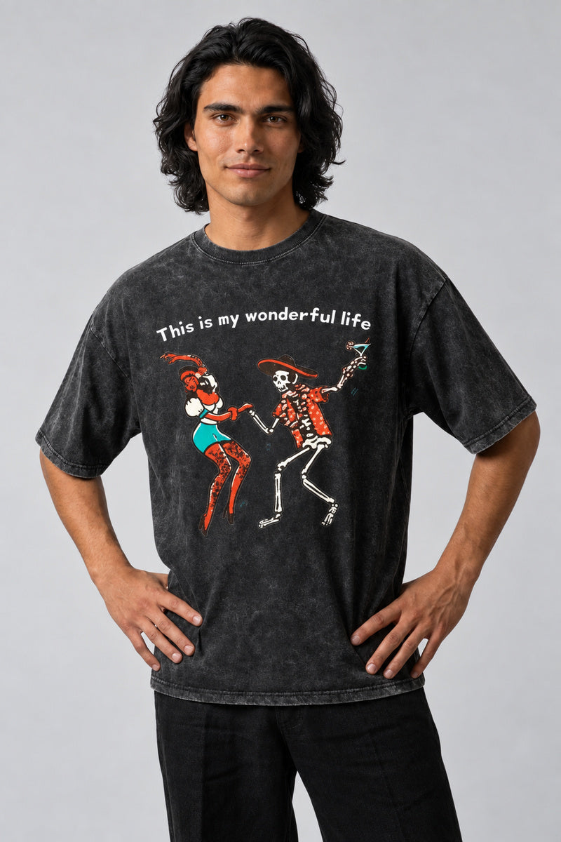 T-shirt gris délavé Wonderful Life, illustration d'un squelette et d'une danseuse sur le devant.