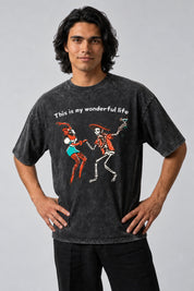 T-shirt gris délavé Wonderful Life, illustration d'un squelette et d'une danseuse sur le devant.